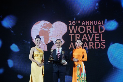 Ông Trần Đoàn Thế Duy - Thành viên HĐQT, Phó Tổng Giám đốc thường trực Công ty Du lịch Vietravel nhận giải thưởng